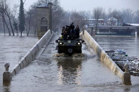 Bulgaristan'ın baraj kapaklarını açması ve aşırı yağış dolayısıyla Tunca Nehri'nden sonra Meriç Nehri'nin de taşması Edirne'nin sular altında kalmasına yol açtı.