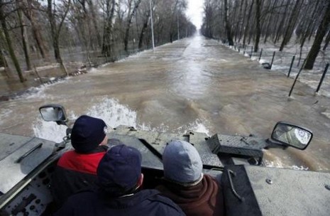 Bulgaristan'ın baraj kapaklarını açması ve aşırı yağış dolayısıyla Tunca Nehri'nden sonra Meriç Nehri'nin de taşması Edirne'nin sular altında kalmasına yol açtı.