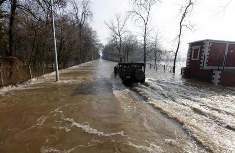 Bulgaristan'ın baraj kapaklarını açması ve aşırı yağış dolayısıyla Tunca Nehri'nden sonra Meriç Nehri'nin de taşması Edirne'nin sular altında kalmasına yol açtı.