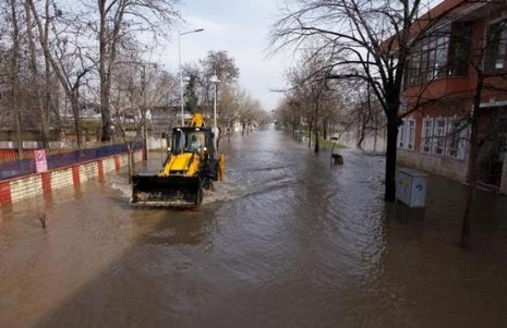 Bulgaristan'ın baraj kapaklarını açması ve aşırı yağış dolayısıyla Tunca Nehri'nden sonra Meriç Nehri'nin de taşması Edirne'nin sular altında kalmasına yol açtı.