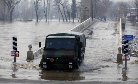 Bulgaristan'ın baraj kapaklarını açması ve aşırı yağış dolayısıyla Tunca Nehri'nden sonra Meriç Nehri'nin de taşması Edirne'nin sular altında kalmasına yol açtı.