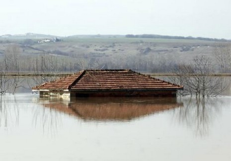 Bulgaristan'ın baraj kapaklarını açması ve aşırı yağış dolayısıyla Tunca Nehri'nden sonra Meriç Nehri'nin de taşması Edirne'nin sular altında kalmasına yol açtı.