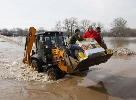 Bulgaristan'ın baraj kapaklarını açması ve aşırı yağış dolayısıyla Tunca Nehri'nden sonra Meriç Nehri'nin de taşması Edirne'nin sular altında kalmasına yol açtı.