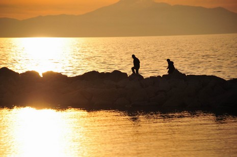  Dünya'da gün batımının en güzel izlendiği yerlerden biri olan Van Gölü'nde güneşin son ışıklarıyla kızıllaşan gökyüzünün yansıması, görenleri hayran bırakıyor. Yazdan bir günün yaşandığı bir Pazar akşamı insanların güneşin batışına tanık olmak için akın 