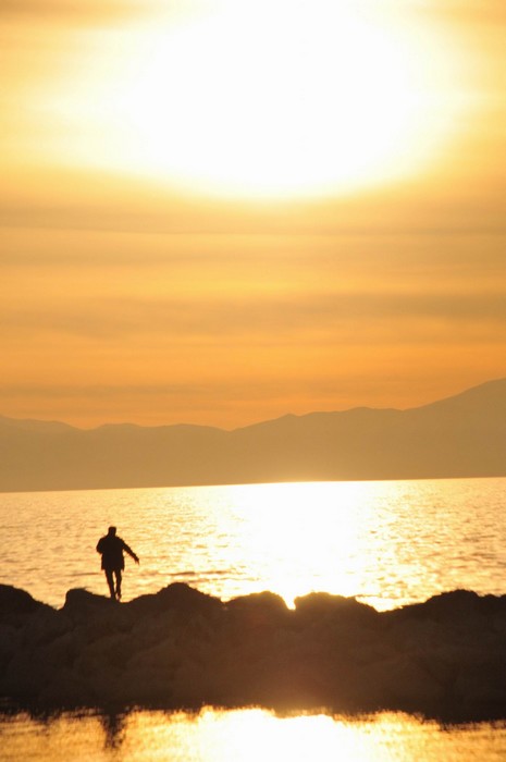  Dünya'da gün batımının en güzel izlendiği yerlerden biri olan Van Gölü'nde güneşin son ışıklarıyla kızıllaşan gökyüzünün yansıması, görenleri hayran bırakıyor. Yazdan bir günün yaşandığı bir Pazar akşamı insanların güneşin batışına tanık olmak için akın 