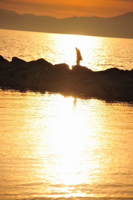  Dünya'da gün batımının en güzel izlendiği yerlerden biri olan Van Gölü'nde güneşin son ışıklarıyla kızıllaşan gökyüzünün yansıması, görenleri hayran bırakıyor. Yazdan bir günün yaşandığı bir Pazar akşamı insanların güneşin batışına tanık olmak için akın 