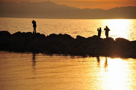  Dünya'da gün batımının en güzel izlendiği yerlerden biri olan Van Gölü'nde güneşin son ışıklarıyla kızıllaşan gökyüzünün yansıması, görenleri hayran bırakıyor. Yazdan bir günün yaşandığı bir Pazar akşamı insanların güneşin batışına tanık olmak için akın 