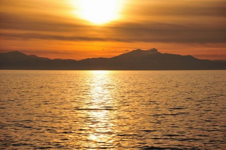  Dünya'da gün batımının en güzel izlendiği yerlerden biri olan Van Gölü'nde güneşin son ışıklarıyla kızıllaşan gökyüzünün yansıması, görenleri hayran bırakıyor. Yazdan bir günün yaşandığı bir Pazar akşamı insanların güneşin batışına tanık olmak için akın 