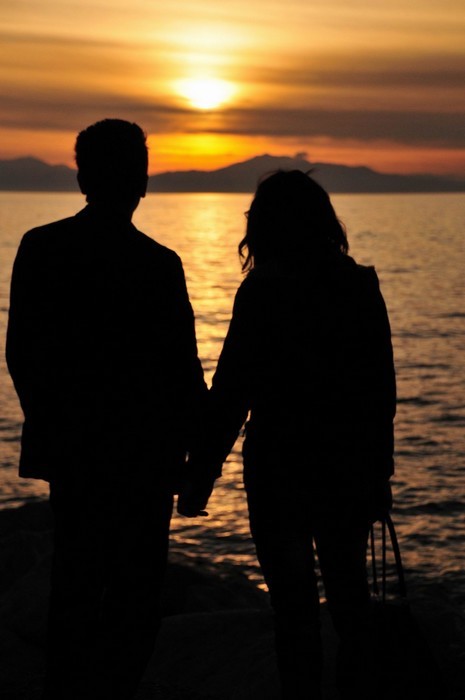  Dünya'da gün batımının en güzel izlendiği yerlerden biri olan Van Gölü'nde güneşin son ışıklarıyla kızıllaşan gökyüzünün yansıması, görenleri hayran bırakıyor. Yazdan bir günün yaşandığı bir Pazar akşamı insanların güneşin batışına tanık olmak için akın 