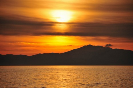  Dünya'da gün batımının en güzel izlendiği yerlerden biri olan Van Gölü'nde güneşin son ışıklarıyla kızıllaşan gökyüzünün yansıması, görenleri hayran bırakıyor. Yazdan bir günün yaşandığı bir Pazar akşamı insanların güneşin batışına tanık olmak için akın 