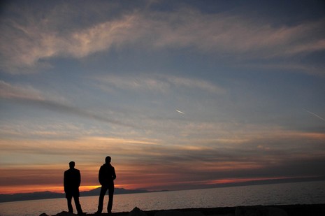 Dünya'da gün batımının en güzel izlendiği yerlerden biri olan Van Gölü'nde güneşin son ışıklarıyla kızıllaşan gökyüzünün yansıması, görenleri hayran bırakıyor. Yazdan bir günün yaşandığı bir Pazar akşamı insanların güneşin batışına tanık olmak için akın 