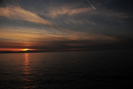  Dünya'da gün batımının en güzel izlendiği yerlerden biri olan Van Gölü'nde güneşin son ışıklarıyla kızıllaşan gökyüzünün yansıması, görenleri hayran bırakıyor. Yazdan bir günün yaşandığı bir Pazar akşamı insanların güneşin batışına tanık olmak için akın 