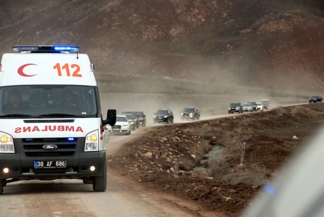 Ahmet zeydan'ın naşı için yaklaşık binlerce  insan katıldı