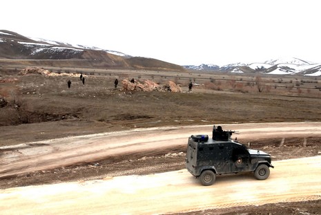 Ahmet zeydan'ın naşı için yaklaşık binlerce  insan katıldı