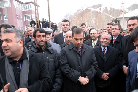 Ahmet zeydan'ın naşı için yaklaşık binlerce  insan katıldı