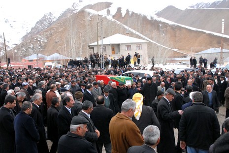 Ahmet zeydan'ın naşı için yaklaşık binlerce  insan katıldı