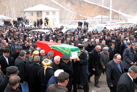 Ahmet zeydan'ın naşı için yaklaşık binlerce  insan katıldı
