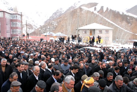 Ahmet zeydan'ın naşı için yaklaşık binlerce  insan katıldı