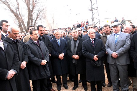 Ahmet zeydan'ın naşı için yaklaşık binlerce  insan katıldı