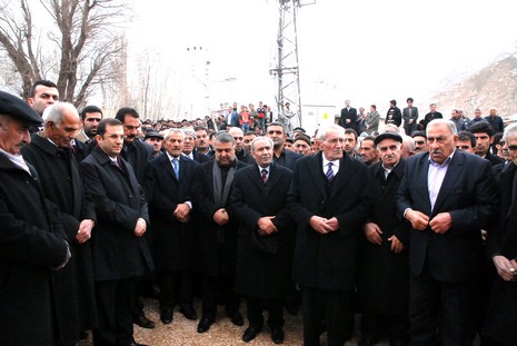 Ahmet zeydan'ın naşı için yaklaşık binlerce  insan katıldı