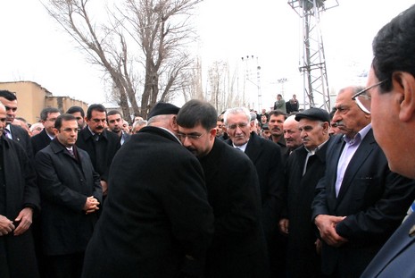 Ahmet zeydan'ın naşı için yaklaşık binlerce  insan katıldı