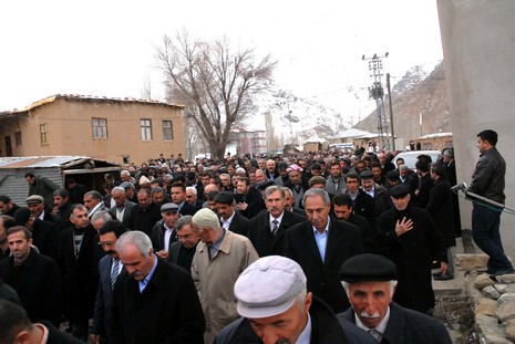 Ahmet zeydan'ın naşı için yaklaşık binlerce  insan katıldı