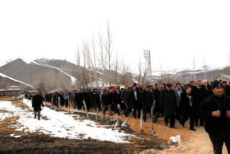 Ahmet zeydan'ın naşı için yaklaşık binlerce  insan katıldı