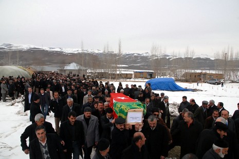 Ahmet zeydan'ın naşı için yaklaşık binlerce  insan katıldı