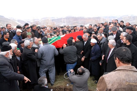 Ahmet zeydan'ın naşı için yaklaşık binlerce  insan katıldı