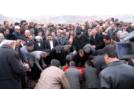 Ahmet zeydan'ın naşı için yaklaşık binlerce  insan katıldı