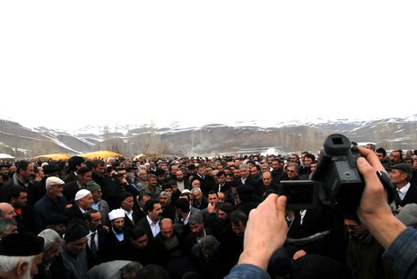 Ahmet zeydan'ın naşı için yaklaşık binlerce  insan katıldı