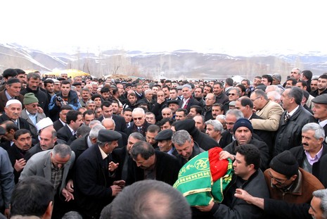 Ahmet zeydan'ın naşı için yaklaşık binlerce  insan katıldı
