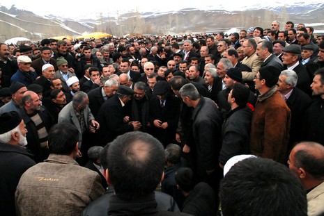 Ahmet zeydan'ın naşı için yaklaşık binlerce  insan katıldı
