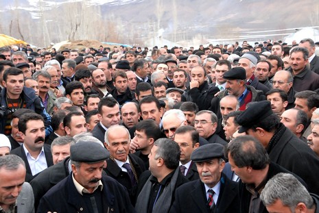 Ahmet zeydan'ın naşı için yaklaşık binlerce  insan katıldı