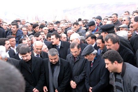 Ahmet zeydan'ın naşı için yaklaşık binlerce  insan katıldı