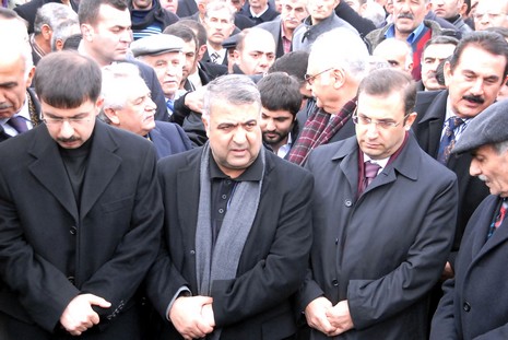 Ahmet zeydan'ın naşı için yaklaşık binlerce  insan katıldı