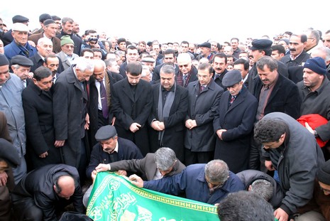 Ahmet zeydan'ın naşı için yaklaşık binlerce  insan katıldı