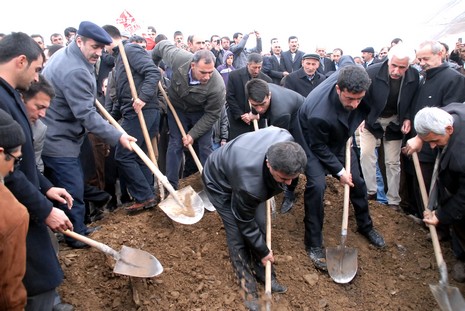 Ahmet zeydan'ın naşı için yaklaşık binlerce  insan katıldı