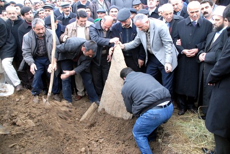 Ahmet zeydan'ın naşı için yaklaşık binlerce  insan katıldı
