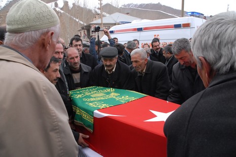 Ahmet zeydan'ın naşı için yaklaşık binlerce  insan katıldı