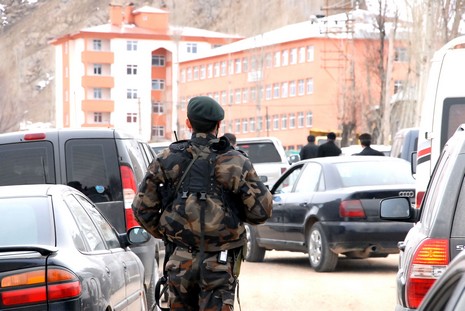 Ahmet zeydan'ın naşı için yaklaşık binlerce  insan katıldı