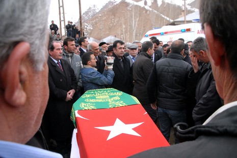 Ahmet zeydan'ın naşı için yaklaşık binlerce  insan katıldı