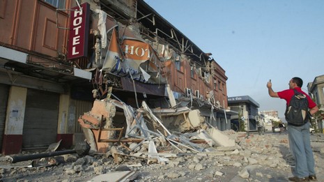 Şili'de meydana gelen 8,8 büyüklüğündeki depremde ölenlerin sayısı 300'ü geçti