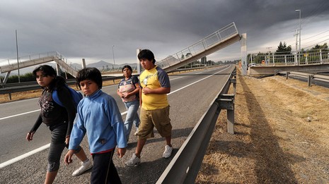 Şili'de meydana gelen 8,8 büyüklüğündeki depremde ölenlerin sayısı 300'ü geçti