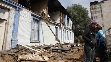 Şili'de meydana gelen 8,8 büyüklüğündeki depremde ölenlerin sayısı 300'ü geçti