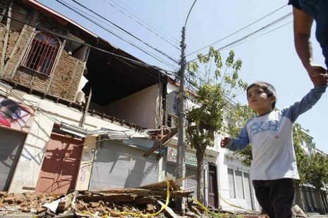 Şili'de meydana gelen 8,8 büyüklüğündeki depremde ölenlerin sayısı 300'ü geçti