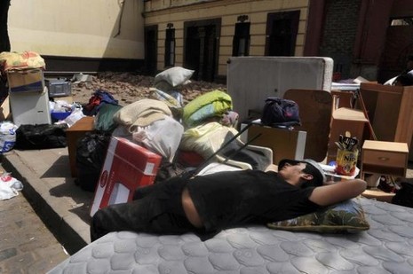 Şili'de meydana gelen 8,8 büyüklüğündeki depremde ölenlerin sayısı 300'ü geçti