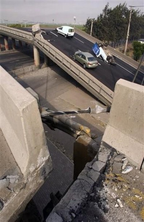 Şili'de meydana gelen 8,8 büyüklüğündeki depremde ölenlerin sayısı 300'ü geçti