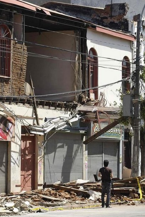 Şili'de meydana gelen 8,8 büyüklüğündeki depremde ölenlerin sayısı 300'ü geçti