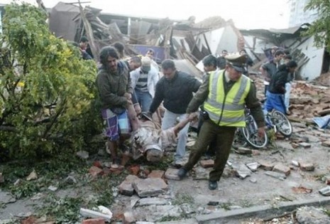 Şili'de meydana gelen 8,8 büyüklüğündeki depremde ölenlerin sayısı 300'ü geçti